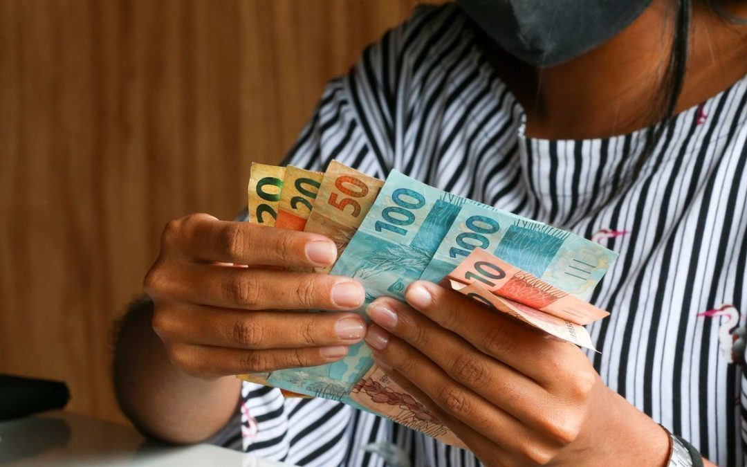 Preciso me cadastrar novamente para ganhar R$ 600 no Auxílio Brasil?